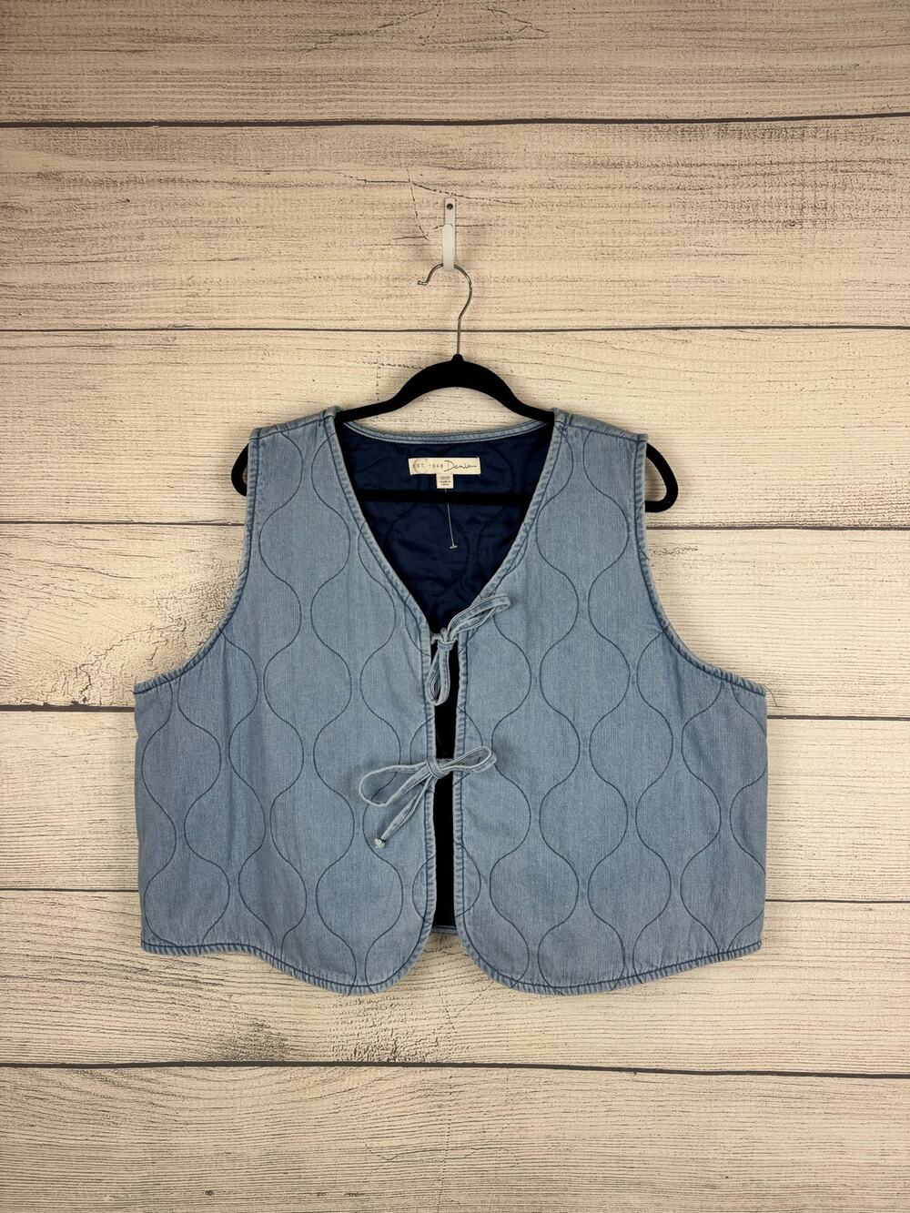 Cato Plus Size Denim Blue Quilted Tie Front Sleeveless Vest Top Size 22/24W